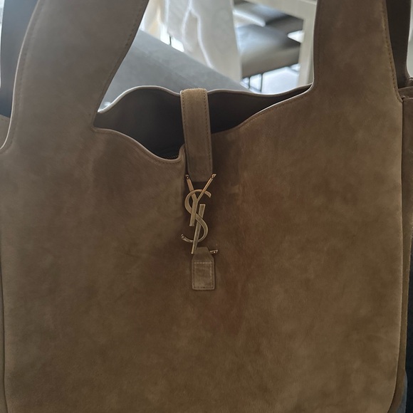 Brand new YSL tote-SAINT LAURENT
LE 5 À 7 BEA IN SUEDE
Unused - Picture 5 of 5
